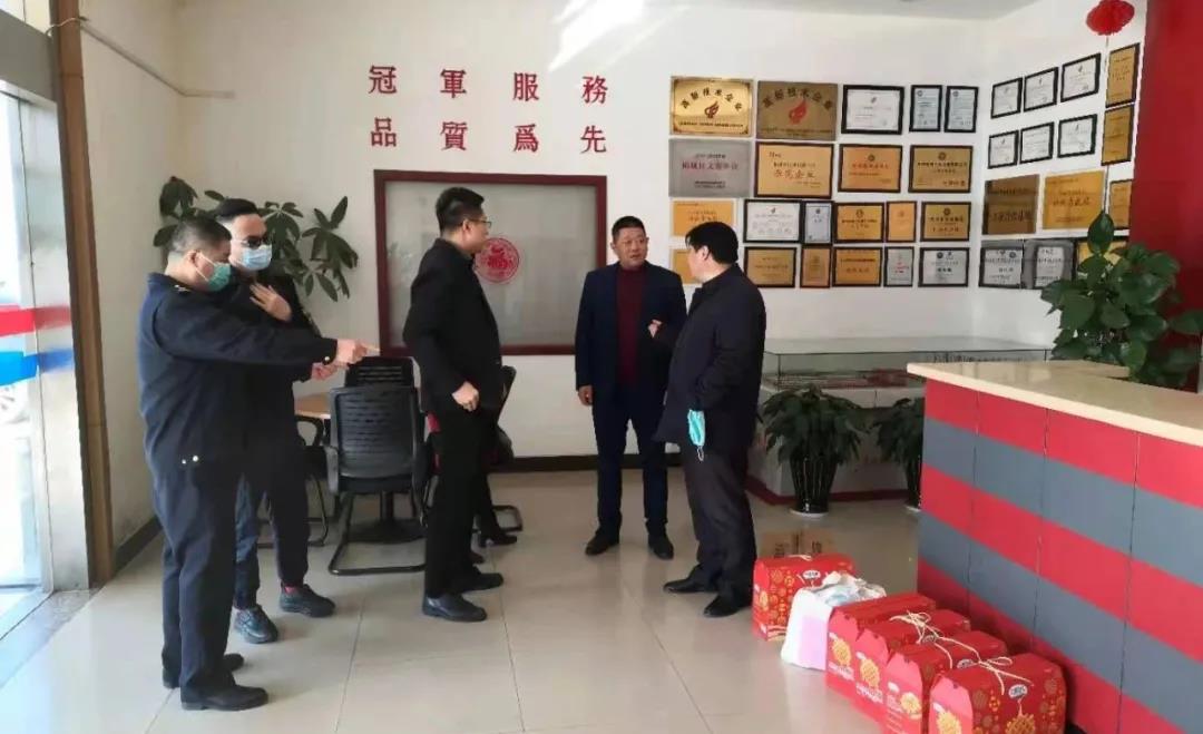 黃橋街道領導到冠科工業(yè)走訪慰問，為留蘇員工送來新春祝福